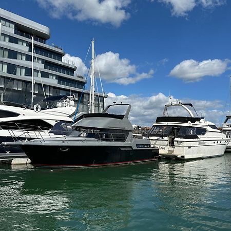 Yacht "X" - 44 Foot Modern Yacht On 5 Star Ocean Village Marina - Minutes Away From City Centre And Cruise Terminals, Free Parking ,Spa Package Available! Саутгемптон Екстер'єр фото