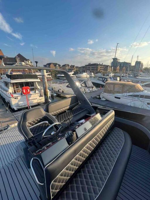Yacht "X" - 44 Foot Modern Yacht On 5 Star Ocean Village Marina - Minutes Away From City Centre And Cruise Terminals, Free Parking ,Spa Package Available! Саутгемптон Екстер'єр фото