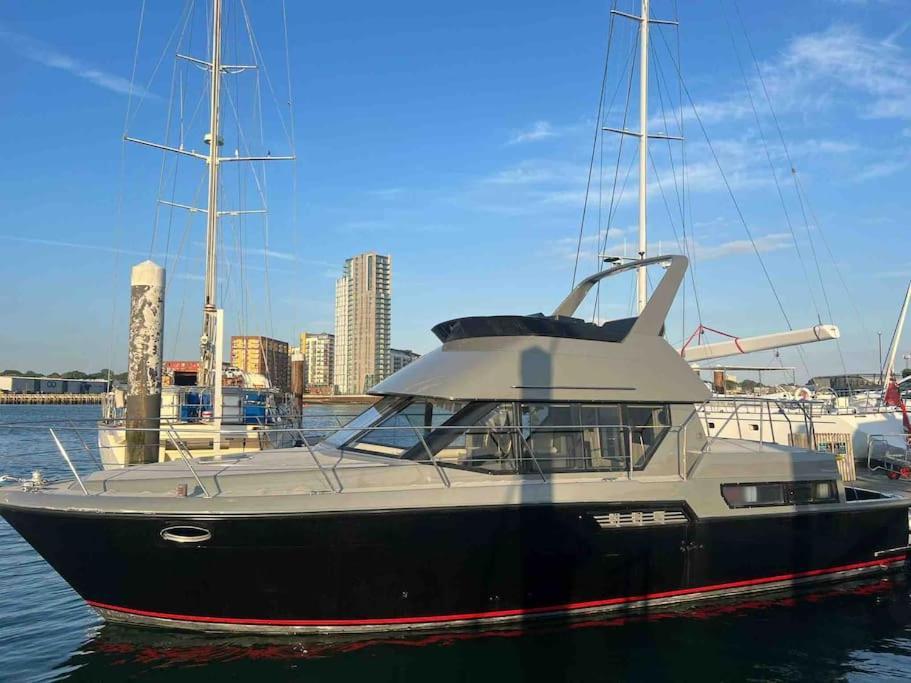 Yacht "X" - 44 Foot Modern Yacht On 5 Star Ocean Village Marina - Minutes Away From City Centre And Cruise Terminals, Free Parking ,Spa Package Available! Саутгемптон Екстер'єр фото
