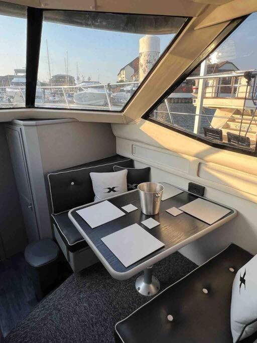 Yacht "X" - 44 Foot Modern Yacht On 5 Star Ocean Village Marina - Minutes Away From City Centre And Cruise Terminals, Free Parking ,Spa Package Available! Саутгемптон Екстер'єр фото