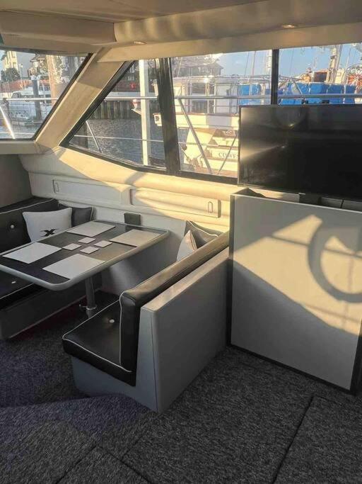 Yacht "X" - 44 Foot Modern Yacht On 5 Star Ocean Village Marina - Minutes Away From City Centre And Cruise Terminals, Free Parking ,Spa Package Available! Саутгемптон Екстер'єр фото