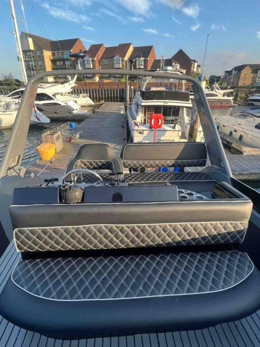 Yacht "X" - 44 Foot Modern Yacht On 5 Star Ocean Village Marina - Minutes Away From City Centre And Cruise Terminals, Free Parking ,Spa Package Available! Саутгемптон Екстер'єр фото