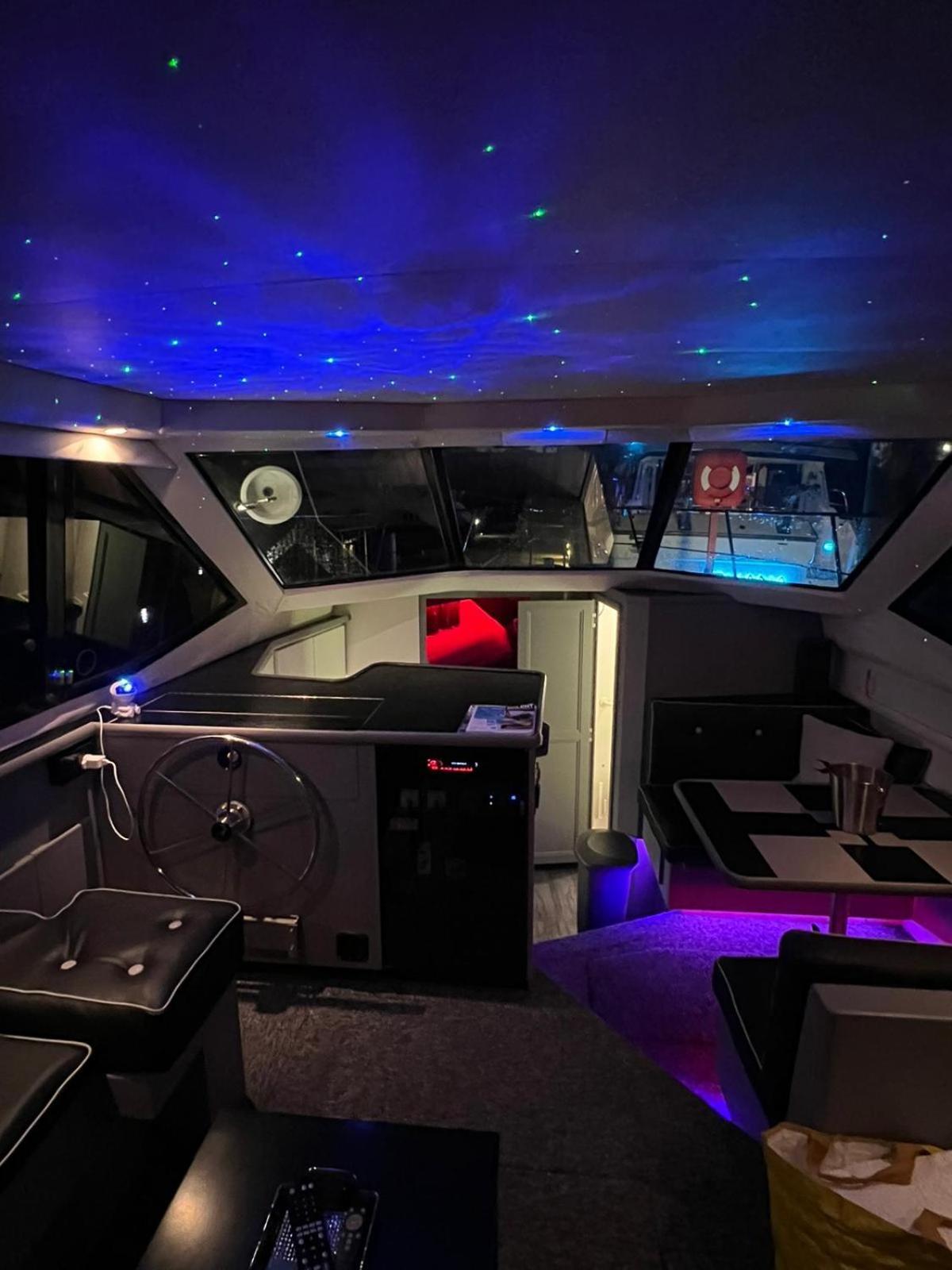 Yacht "X" - 44 Foot Modern Yacht On 5 Star Ocean Village Marina - Minutes Away From City Centre And Cruise Terminals, Free Parking ,Spa Package Available! Саутгемптон Екстер'єр фото