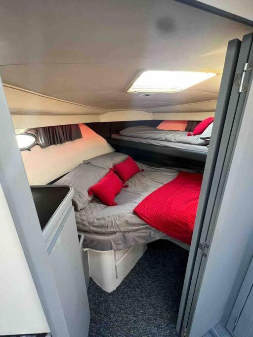 Yacht "X" - 44 Foot Modern Yacht On 5 Star Ocean Village Marina - Minutes Away From City Centre And Cruise Terminals, Free Parking ,Spa Package Available! Саутгемптон Екстер'єр фото
