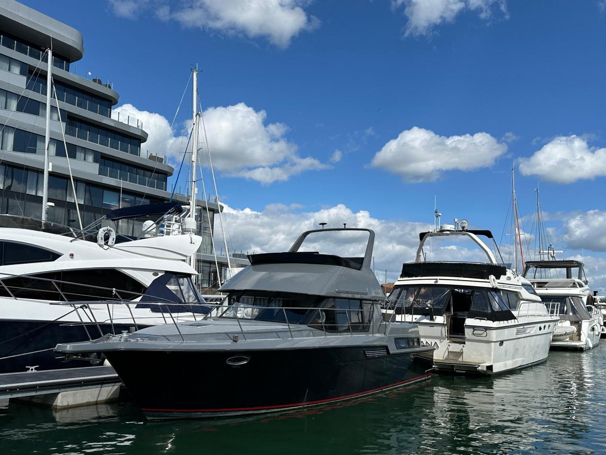 Yacht "X" - 44 Foot Modern Yacht On 5 Star Ocean Village Marina - Minutes Away From City Centre And Cruise Terminals, Free Parking ,Spa Package Available! Саутгемптон Екстер'єр фото