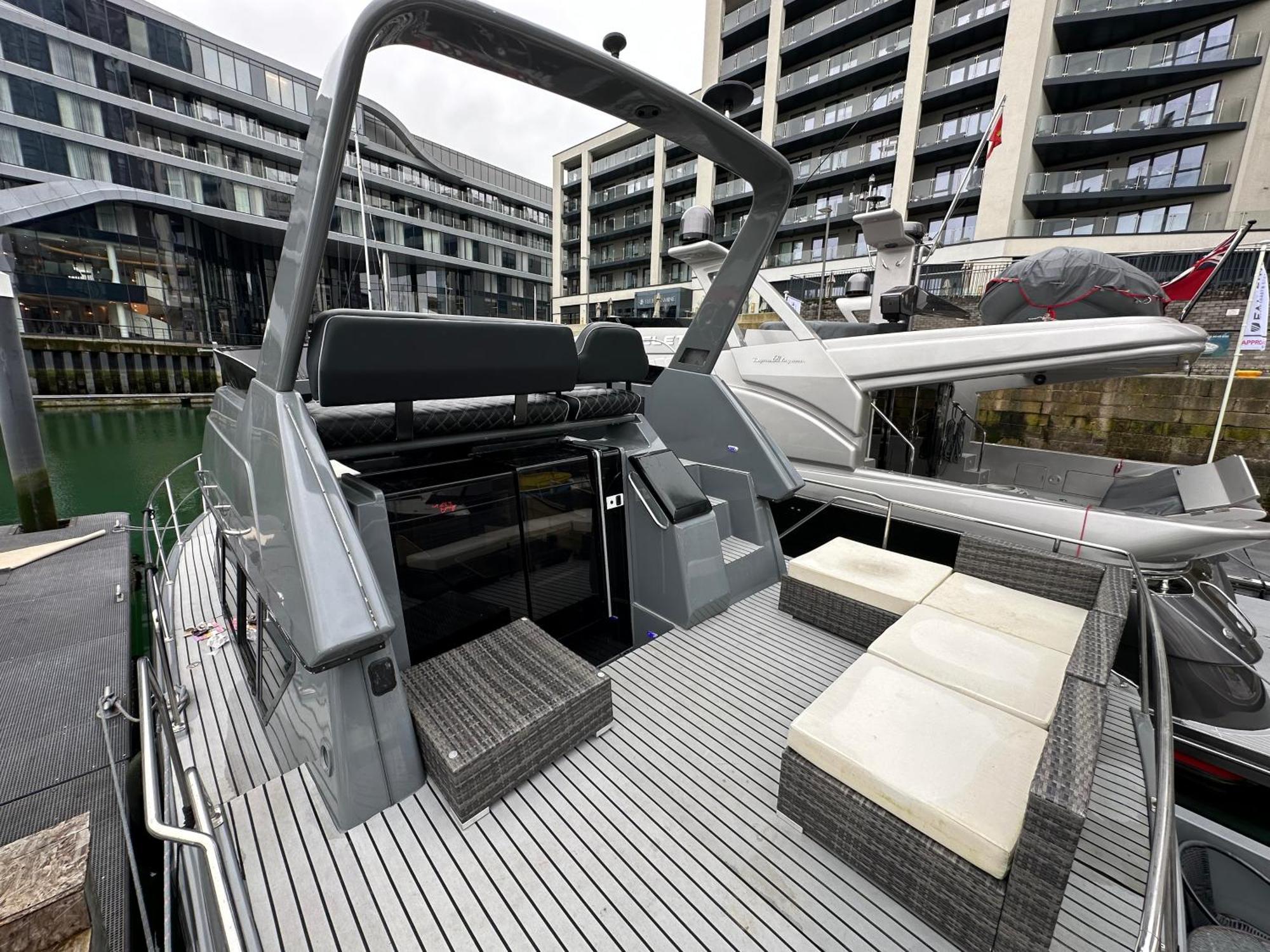 Yacht "X" - 44 Foot Modern Yacht On 5 Star Ocean Village Marina - Minutes Away From City Centre And Cruise Terminals, Free Parking ,Spa Package Available! Саутгемптон Екстер'єр фото
