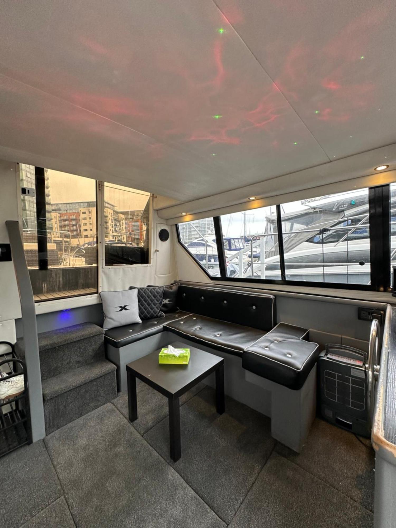 Yacht "X" - 44 Foot Modern Yacht On 5 Star Ocean Village Marina - Minutes Away From City Centre And Cruise Terminals, Free Parking ,Spa Package Available! Саутгемптон Екстер'єр фото