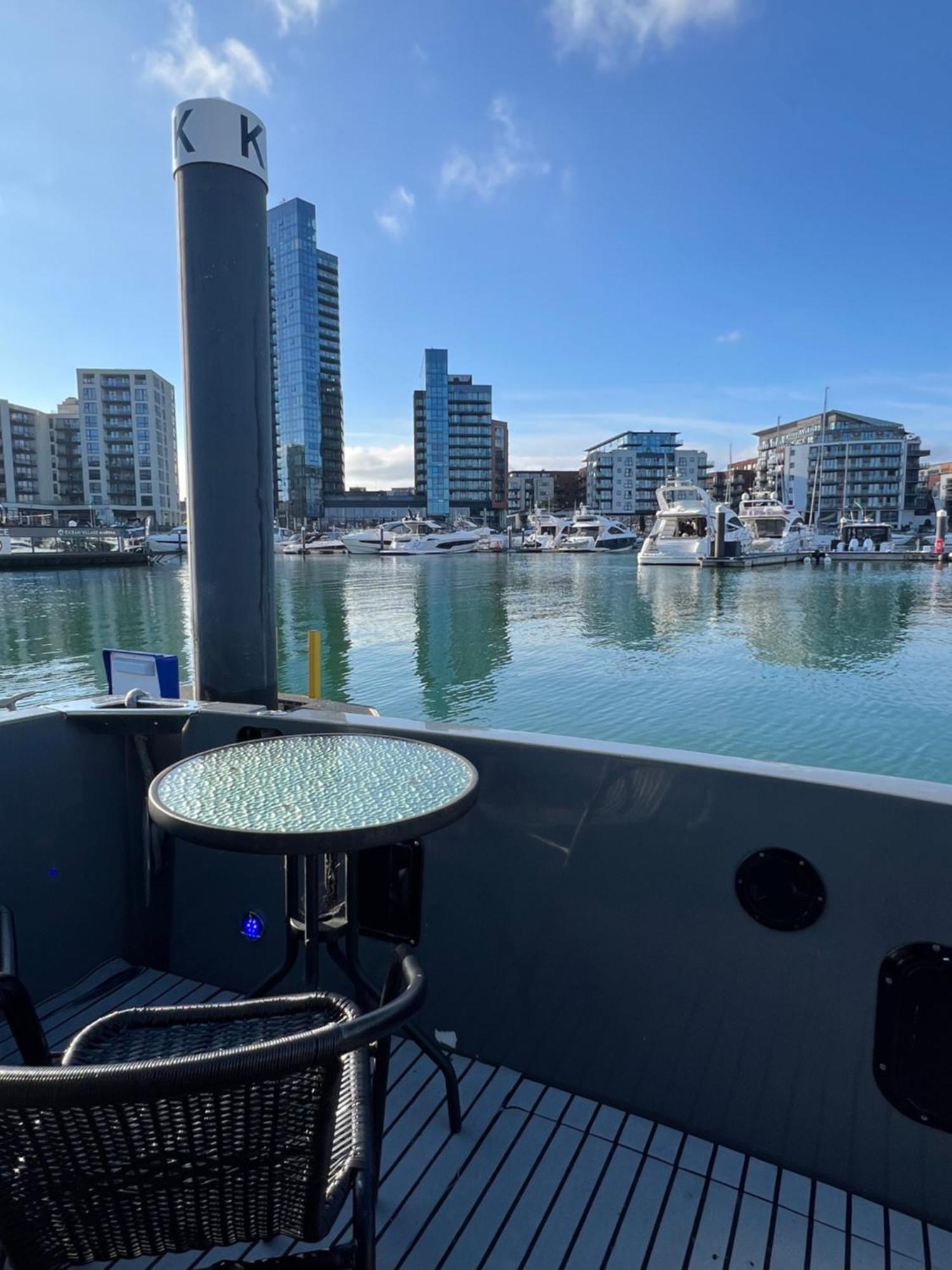 Yacht "X" - 44 Foot Modern Yacht On 5 Star Ocean Village Marina - Minutes Away From City Centre And Cruise Terminals, Free Parking ,Spa Package Available! Саутгемптон Екстер'єр фото